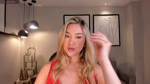 Snapshot of RebeccaHudson chatting on 12/17/25, 08:03 RebeccaHudson online show from 12/17/25, 08:03