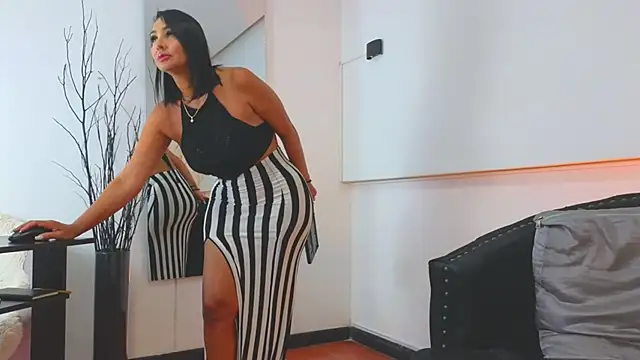 Snapshot of almaa_18 chatting on 11/15/25, 03:43 almaa 18 online show from 11/15/25, 03:43