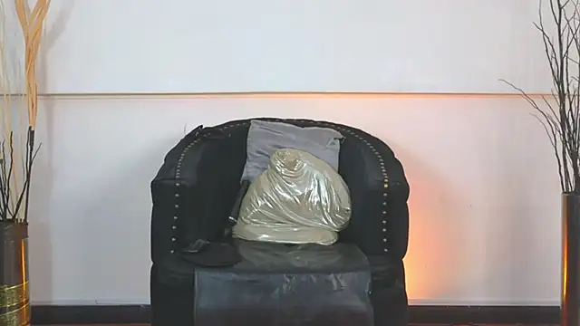 Snapshot of almaa_18 chatting on 10/31/25, 04:31 almaa 18 online show from 10/31/25, 04:31