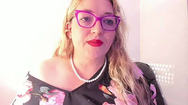 Snapshot of Naty_Mature_ chatting on 10/16/25, 09:17 Naty Mature online show from 10/16/25, 09:17