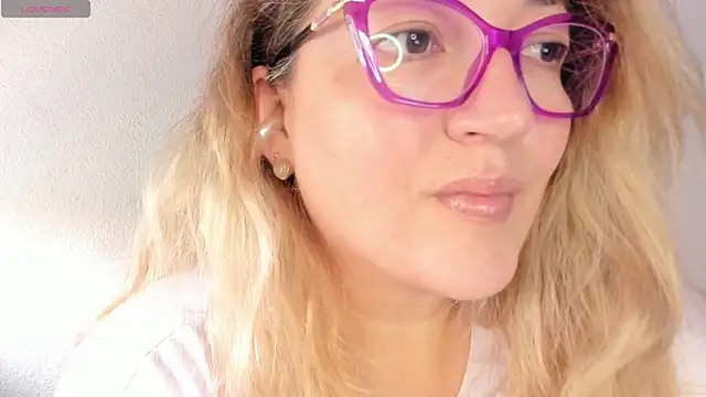 Snapshot of Naty_Mature_ chatting on 05/10/26, 05:37 Naty Mature online show from 05/10/26, 05:37
