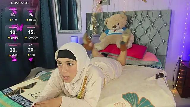 Snapshot of AliaAsad chatting on 11/06/25, 12:53 AliaAsad online show from 11/06/25, 12:53