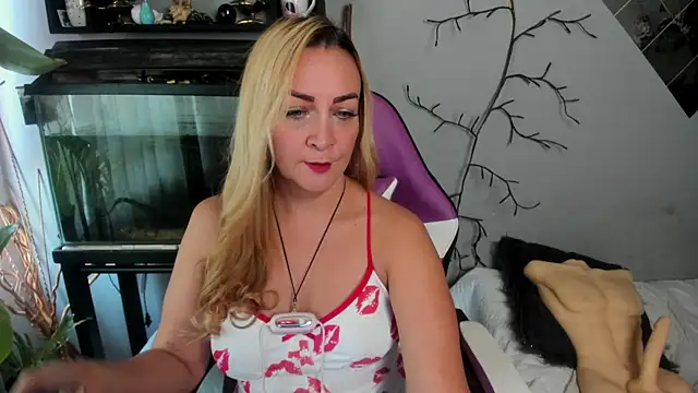 Snapshot of karen_mature69 chatting on 09/14/25, 01:00 karen mature69 online show from 09/14/25, 01:00
