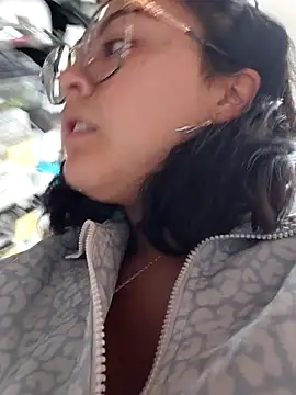 lara moon25 online show from 10/31/25, 04:25