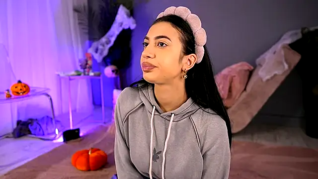 BetsyGonzale online show from 10/28/25, 04:02