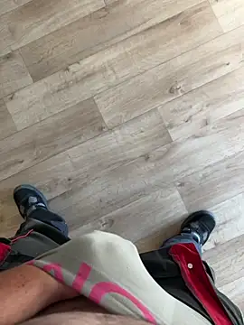 Snapshot of lescoquin2215 chatting on 10/06/25, 01:45 lescoquin2215 online show from 10/06/25, 01:45