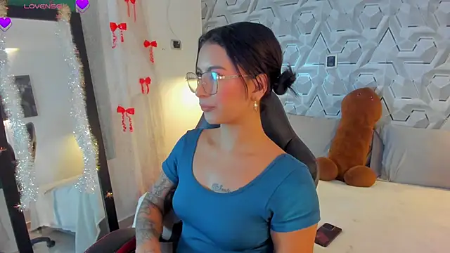 Snapshot of Sophiee_Hill chatting on 04/08/26, 07:10 Sophiee Hill online show from 04/08/26, 07:10