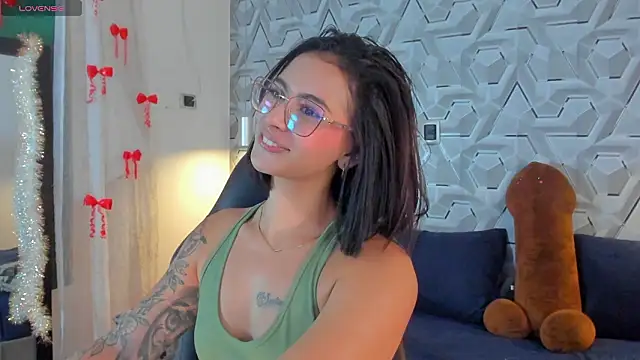 Snapshot of Sophiee_Hill chatting on 03/21/26, 07:09 Sophiee Hill online show from 03/21/26, 07:09