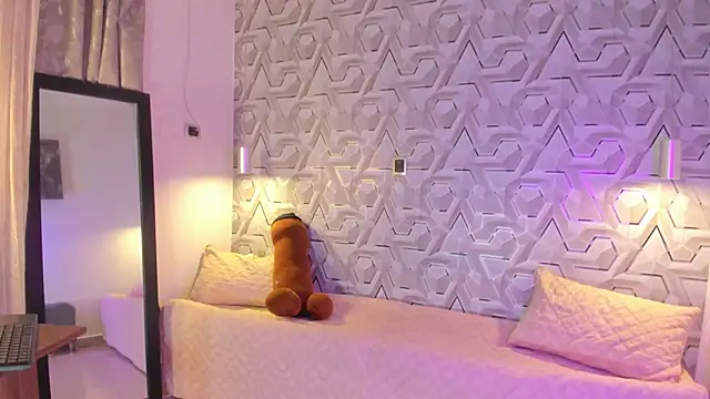 Sophiee Hill online show from 06/04/26, 12:37