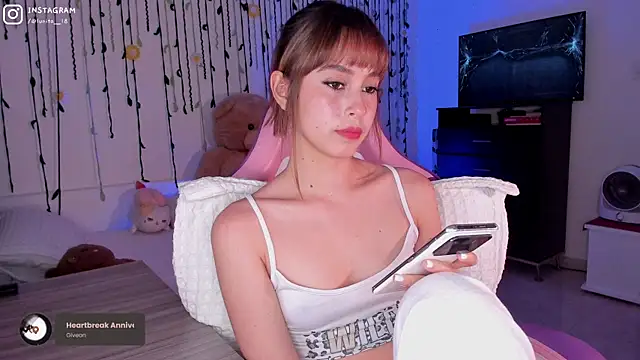 Snapshot of alice_guerin_ chatting on 01/12/25, 05:34 alice guerin online show from 01/12/25, 05:34