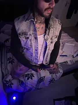 Snapshot of LuggiJack chatting on 12/30/24, 05:58 LuggiJack online show from 12/30/24, 05:58