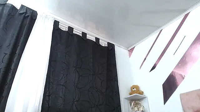 Snapshot of Kitten_Hot_ chatting on 10/23/25, 10:19 Kitten Hot online show from 10/23/25, 10:19