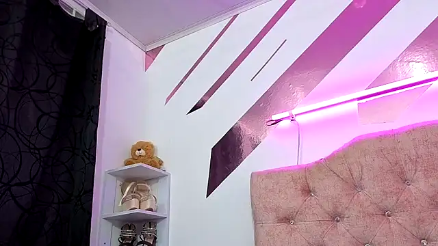 Snapshot of Kitten_Hot_ chatting on 11/07/25, 01:43 Kitten Hot online show from 11/07/25, 01:43