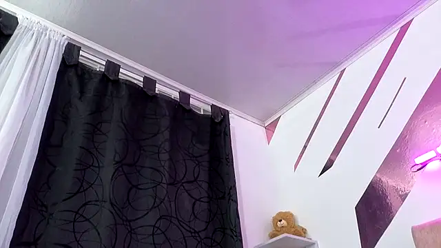 Snapshot of Kitten_Hot_ chatting on 10/29/25, 01:04 Kitten Hot online show from 10/29/25, 01:04