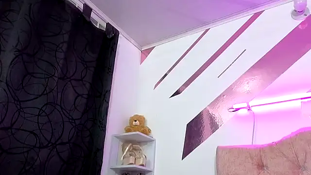 Snapshot of Kitten_Hot_ chatting on 10/31/25, 05:04 Kitten Hot online show from 10/31/25, 05:04