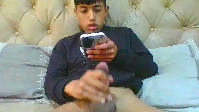 Snapshot of danuel23 chatting on 12/20/25, 04:32 danuel23 online show from 12/20/25, 04:32