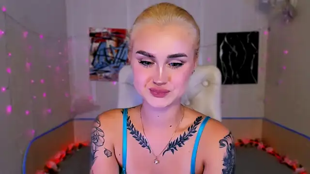Snapshot of _Ravenaa chatting on 10/19/25, 03:59 Ravenaa online show from 10/19/25, 03:59