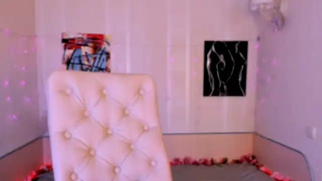 Snapshot of _Ravenaa chatting on 10/10/25, 10:27 Ravenaa online show from 10/10/25, 10:27