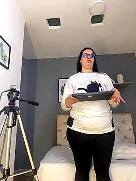 Snapshot of Soe_Lara chatting on 11/25/25, 10:59 Soe Lara online show from 11/25/25, 10:59