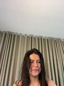 Snapshot of Alice_Biel chatting on 06/20/26, 01:27 Alice Biel online show from 06/20/26, 01:27