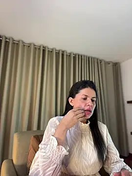 Snapshot of Alice_Biel chatting on 06/21/26, 01:33 Alice Biel online show from 06/21/26, 01:33