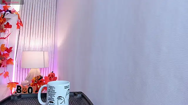 madeleine2112 online show from 10/30/25, 06:44