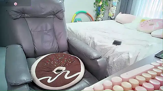 Snapshot of Xiaoyu-G chatting on 10/16/25, 12:52 Xiaoyu-G online show from 10/16/25, 12:52