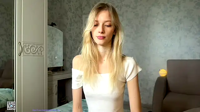 Snapshot of Evvie_Summn1 chatting on 10/13/25, 08:38 Evvie Summn1 online show from 10/13/25, 08:38
