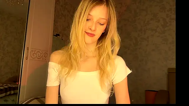 Snapshot of Evvie_Summn1 chatting on 10/23/25, 03:10 Evvie Summn1 online show from 10/23/25, 03:10