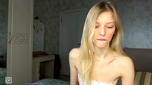 Snapshot of Evvie_Summn1 chatting on 10/17/25, 07:33 Evvie Summn1 online show from 10/17/25, 07:33