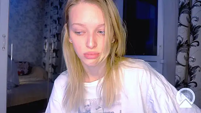 Snapshot of Evvie_Summn1 chatting on 03/02/25, 07:30 Evvie Summn1 online show from 03/02/25, 07:30