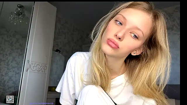 Snapshot of Evvie_Summn1 chatting on 10/05/25, 03:52 Evvie Summn1 online show from 10/05/25, 03:52