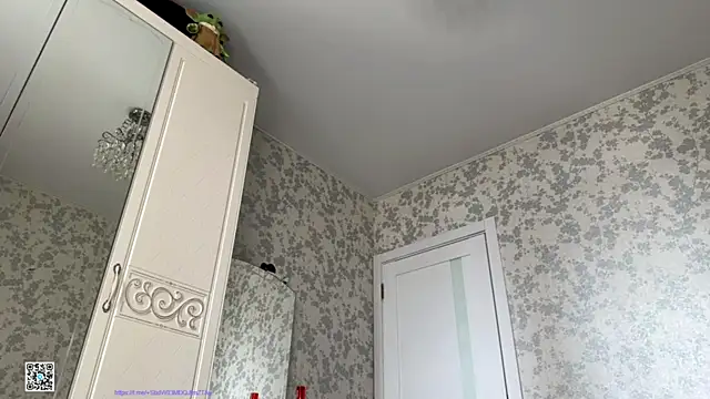 Snapshot of Evvie_Summn1 chatting on 10/18/25, 09:00 Evvie Summn1 online show from 10/18/25, 09:00