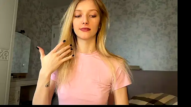 Snapshot of Evvie_Summn1 chatting on 10/24/25, 07:40 Evvie Summn1 online show from 10/24/25, 07:40