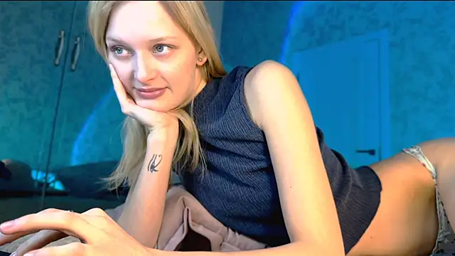 Snapshot of Evvie_Summn1 chatting on 03/21/25, 03:02 Evvie Summn1 online show from 03/21/25, 03:02