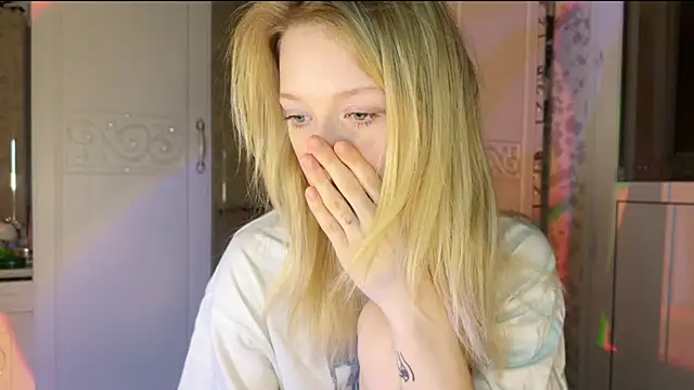 Snapshot of Evvie_Summn1 chatting on 03/02/25, 03:30 Evvie Summn1 online show from 03/02/25, 03:30