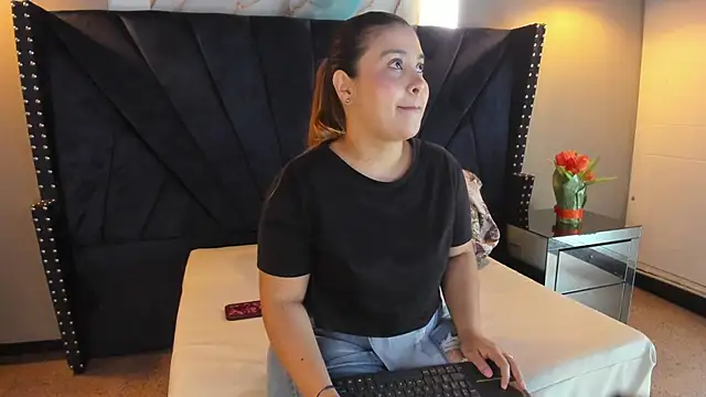 MAHIASMITH13 online show from 11/14/25, 01:15