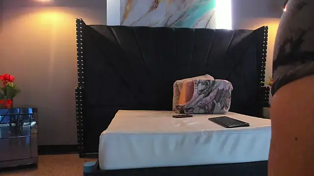 MAHIASMITH13 online show from 12/15/25, 01:06