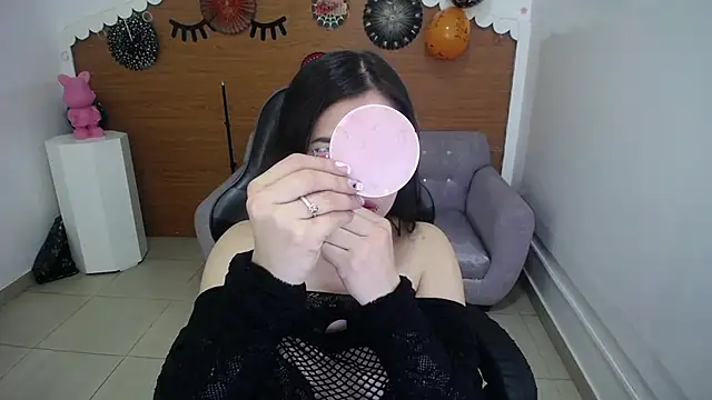 Chinatsu t online show from 10/23/25, 12:48