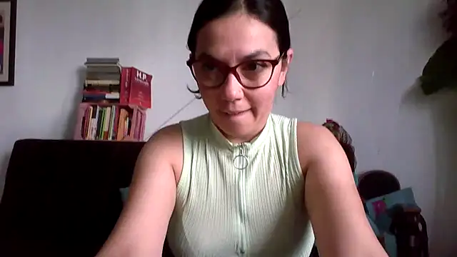 Snapshot of Tiramisu89 chatting on 10/17/25, 08:32 Tiramisu89 online show from 10/17/25, 08:32