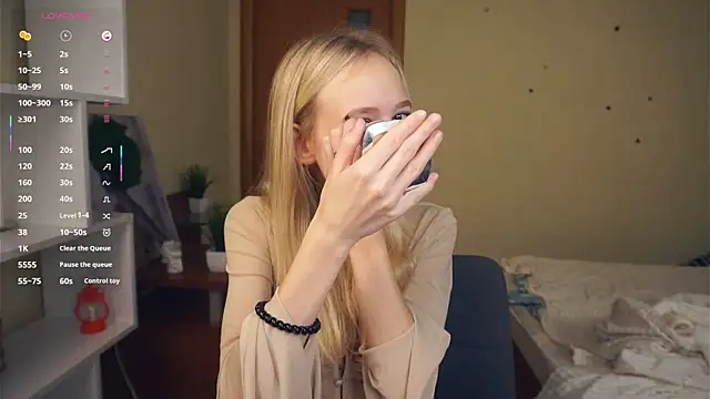 LynetBurby online show from 10/23/25, 02:27