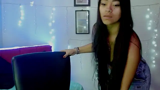 Snapshot of NatalyEscobar_lx chatting on 04/23/26, 01:02 NatalyEscobar lx online show from 04/23/26, 01:02