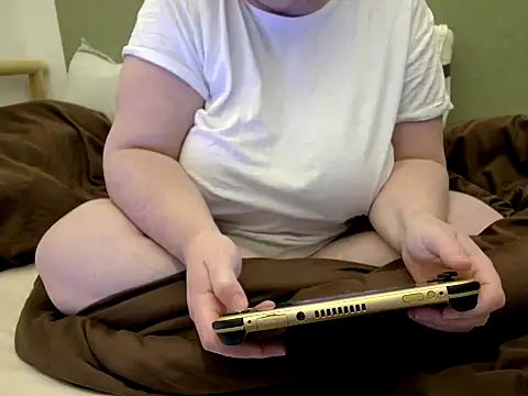 Snapshot of MarthaBriest chatting on 03/29/26, 01:18 MarthaBriest online show from 03/29/26, 01:18