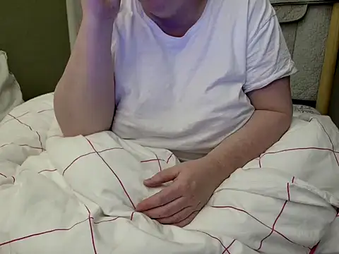 Snapshot of MarthaBriest chatting on 10/21/25, 03:28 MarthaBriest online show from 10/21/25, 03:28