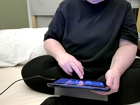 Snapshot of MarthaBriest chatting on 04/17/26, 02:14 MarthaBriest online show from 04/17/26, 02:14