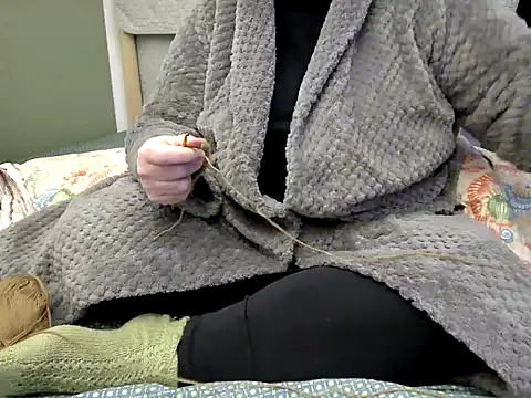 Snapshot of MarthaBriest chatting on 12/18/25, 08:08 MarthaBriest online show from 12/18/25, 08:08