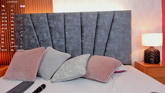 Snapshot of pretty_sunlight_ chatting on 02/19/25, 04:55 pretty sunlight online show from 02/19/25, 04:55
