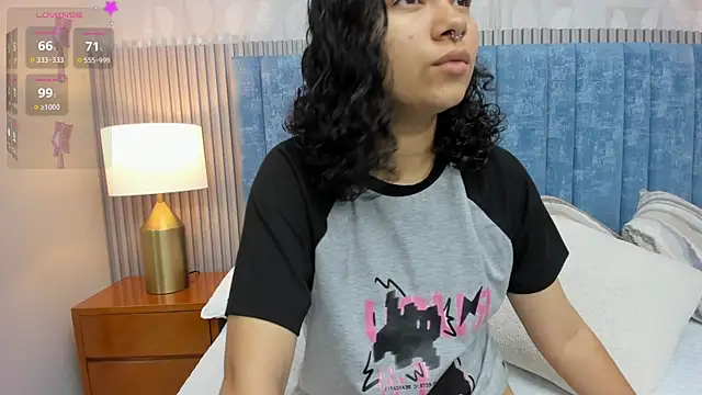 Snapshot of pretty_sunlight_ chatting on 10/19/25, 01:30 pretty sunlight online show from 10/19/25, 01:30