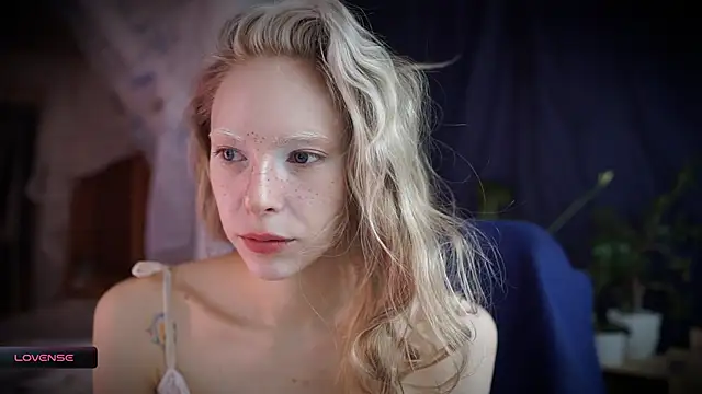 Snapshot of _Phantom_thread_ chatting on 10/22/25, 08:14 Phantom thread online show from 10/22/25, 08:14