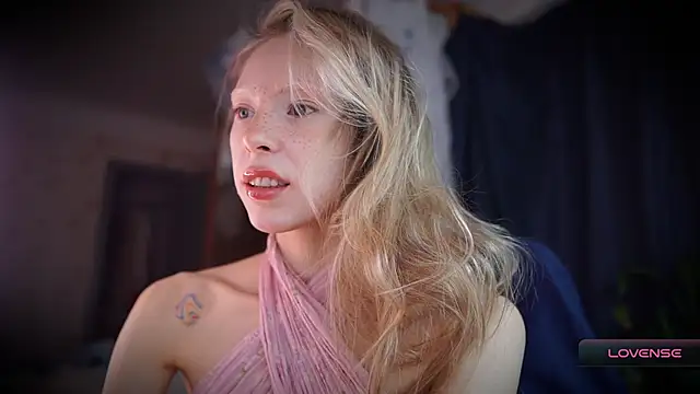 Snapshot of _Phantom_thread_ chatting on 11/27/25, 09:43 Phantom thread online show from 11/27/25, 09:43